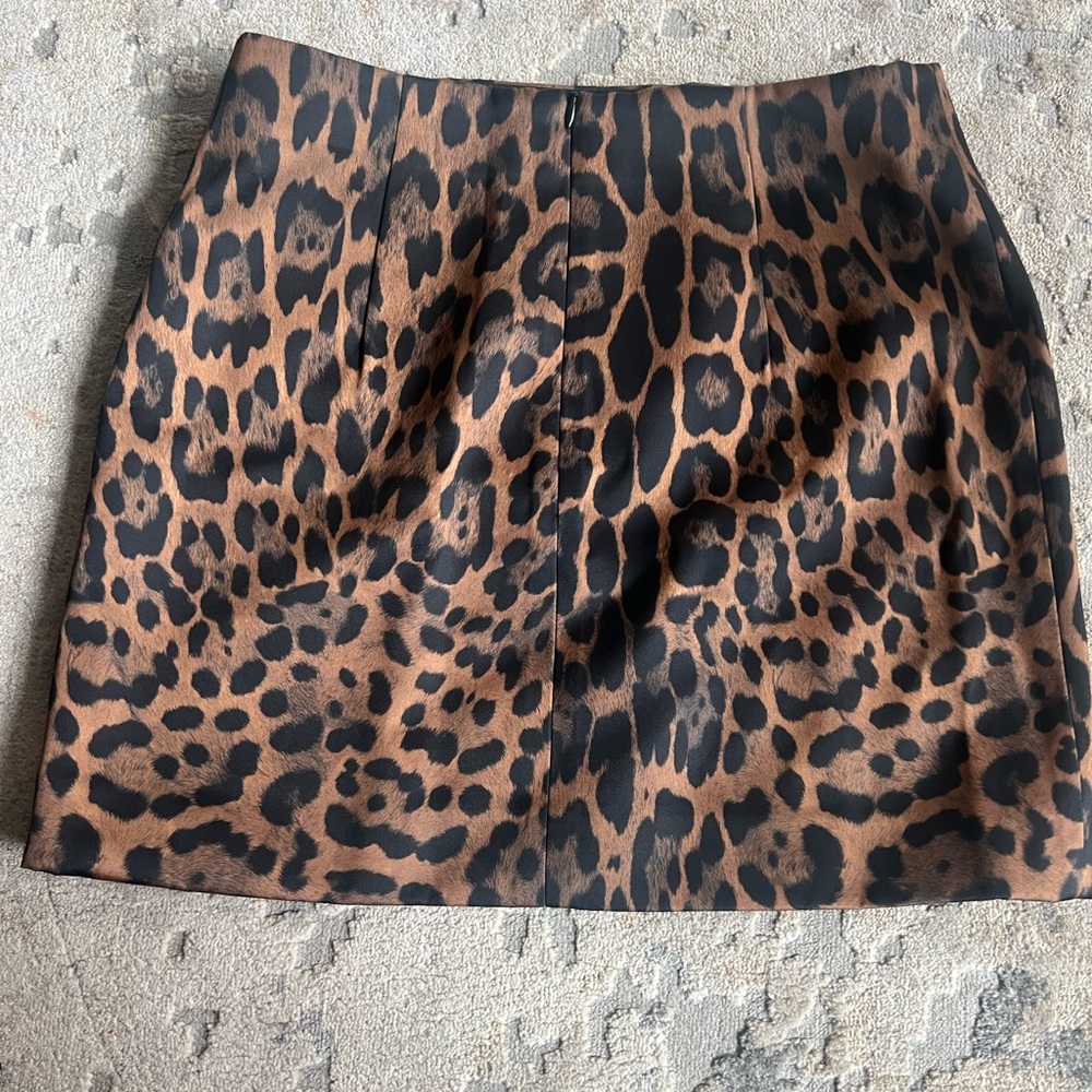 H&M 2023 leopard skirt- size 6 brand NEW